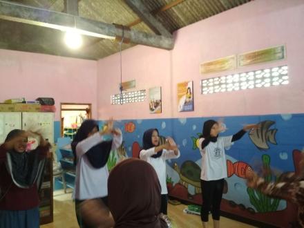 Pelatihan Senam  Sehat dan Pemeriksaan Kesehatan Dusun Bawuran I